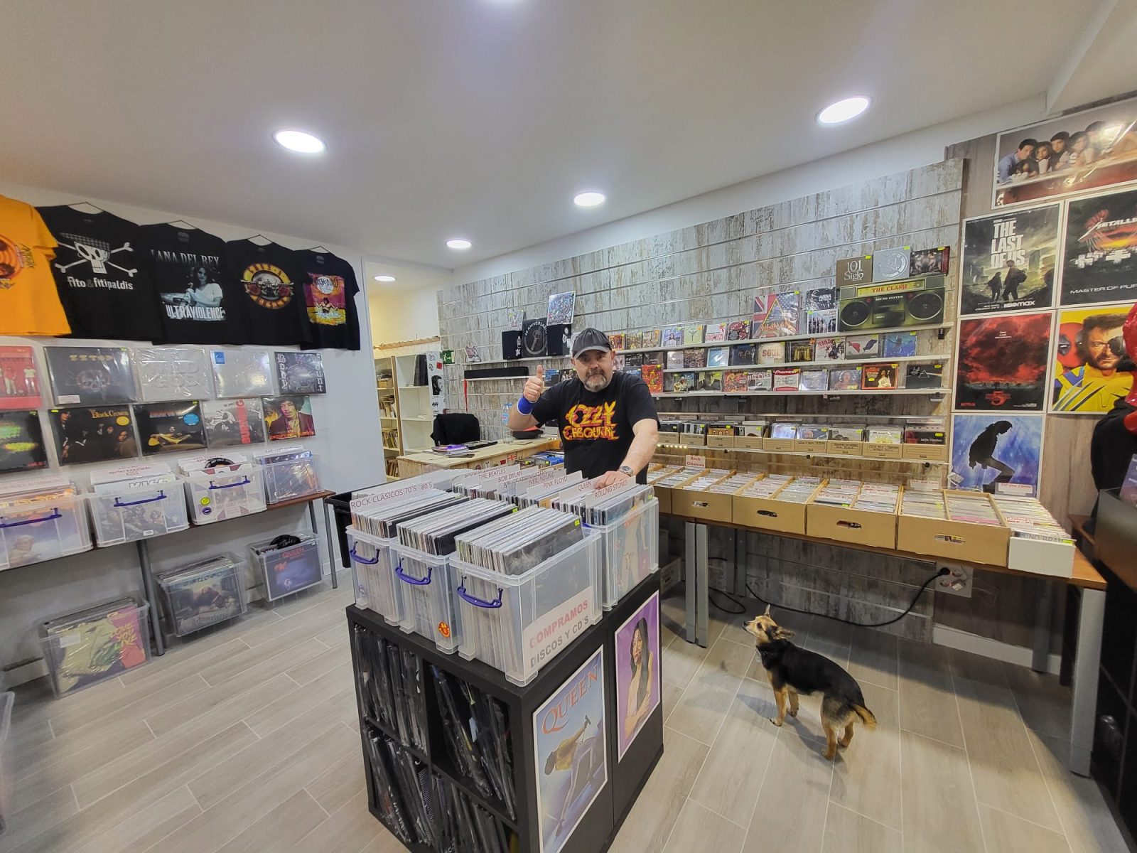 Interior de Rock Market Records, tienda de discos en Ávila